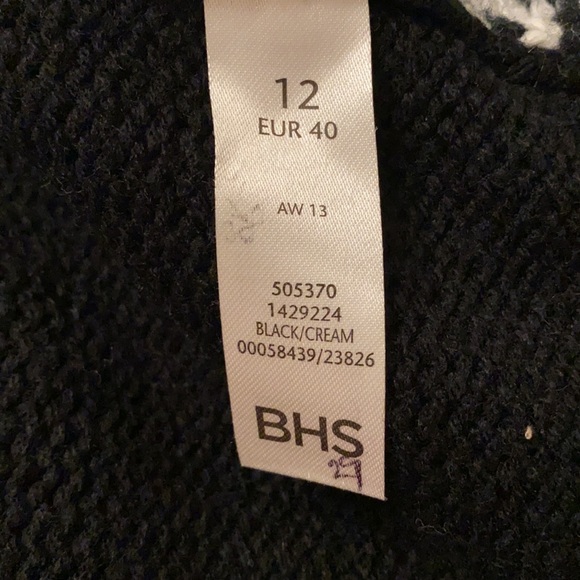 Sweater black and white it’s looks new used it two times only - Picture 4 of 5